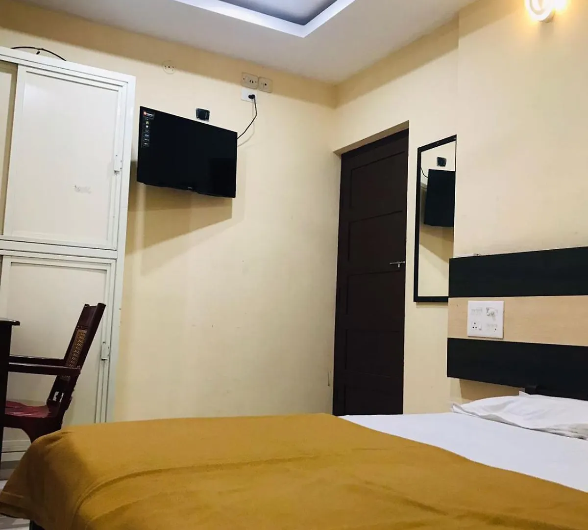 Crown Palace Tourist Home Kochi Hindistan
