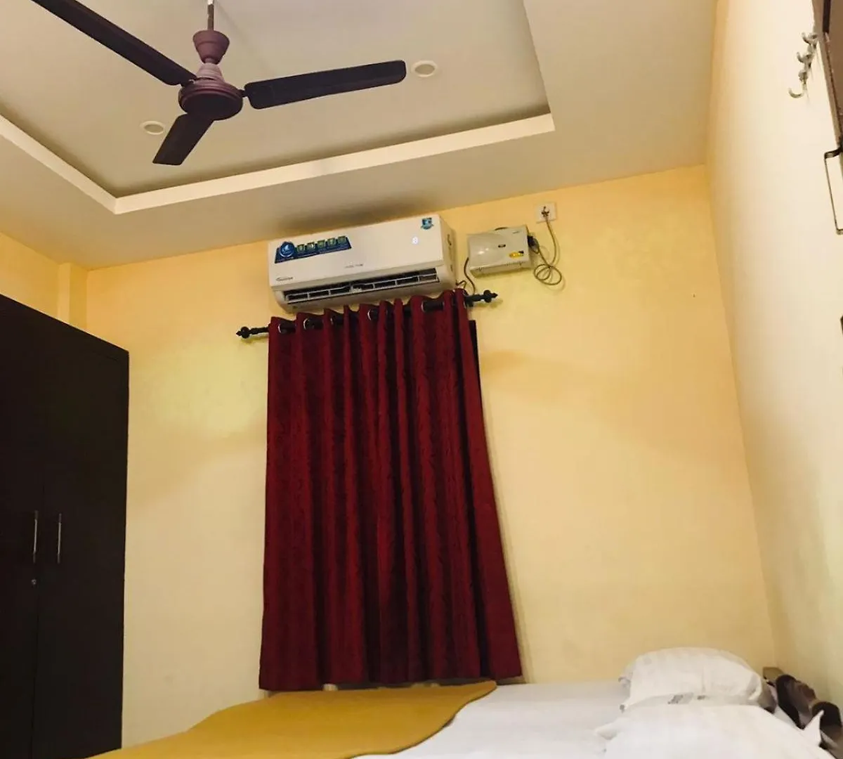Crown Palace Tourist Home Kochi 4*,  Hindistan